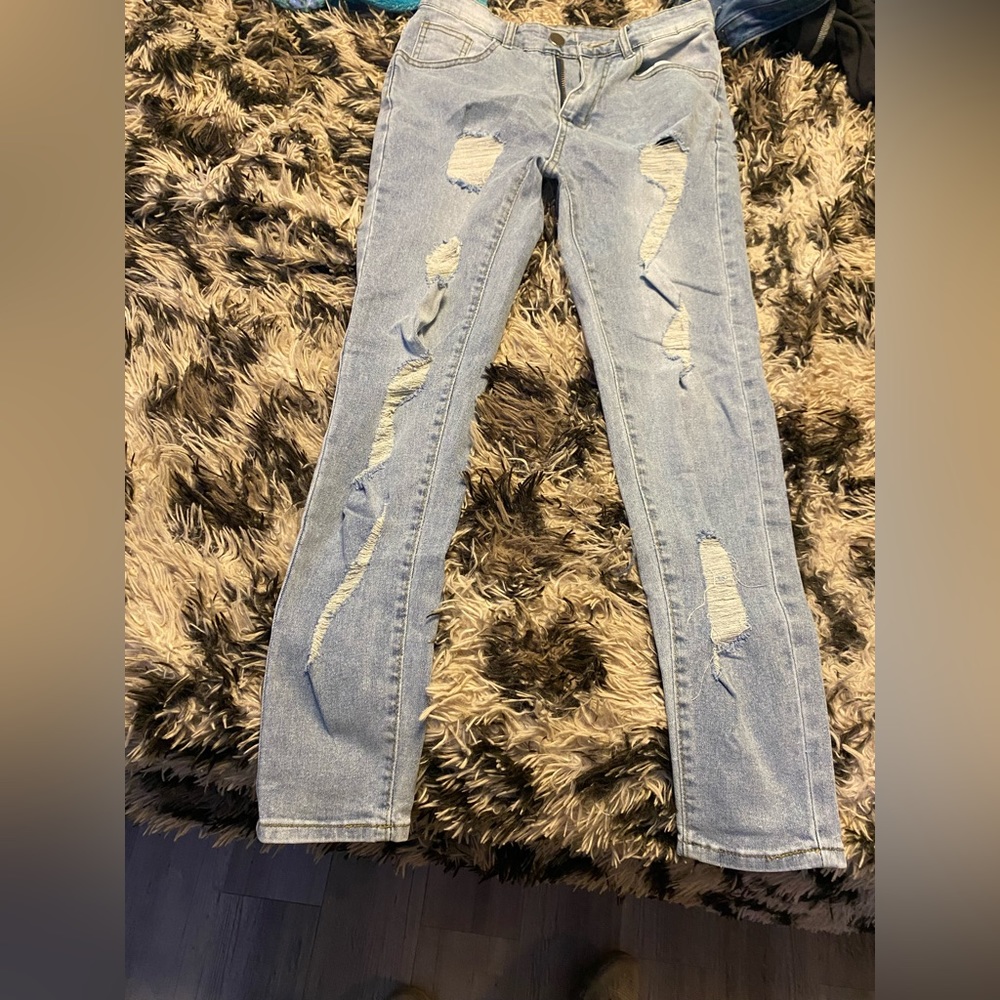 Man ripped skinny jeans